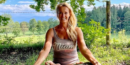 Yogakurs - geeignet für: Anfänger - Karlsfeld - Yoga im Freien, Yoga-Retreats mit Veronika findest du hier: https://www.mahashakti-yoga.de/reisen/ - Veronika's MahaShakti Yoga