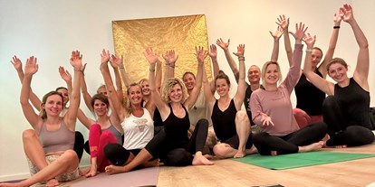 Yogakurs - vorhandenes Yogazubehör: Yogablöcke - Bayern - Viele tolle Aus- und Fortbildungen in Yoga mit Veronika findest du hier: https://www.mahashakti-yoga.de/workshops/ - Veronika's MahaShakti Yoga