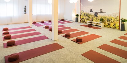 Yoga course - Erreichbarkeit: gut mit dem Bus - AYAS Yoga Akademie großer Seminarraum - AYAS®Yoga Akademie