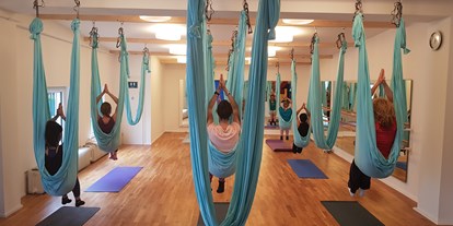 Yogakurs - Kurse für bestimmte Zielgruppen: Rückbildungskurse (Postnatal) - Aachen - Aerial Yoga in Aachen - Together Yoga & Zumba Studio