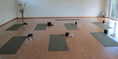 Yogakurs - vorhandenes Yogazubehör: Decken - Elbeland - Kursraum - Ulrike Goepelt