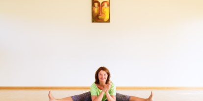 Yogakurs - Ausstattung: Umkleide - Leipzig - Ulrike Göpelt im Kursraum, freut sich auf Euch - Ulrike Goepelt