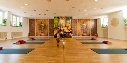 Yogakurs - Ambiente: Große Räumlichkeiten - Würzburg Grombühl - die glücksbringer