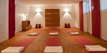 Yogakurs - Yogastil: Vinyasa Flow - Ostbayern - Das ist unser Yogastudio mit Eichenholzboden und Fußbodenheizung, schönem Licht und reichlich Platz - Institut für Yoga und Tanztherapie
