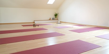 Yogakurs - Kurssprache: Deutsch - Friedberg (Wetteraukreis) - Yoga für Bewegung und Entspannung. Finde deine Ausgeglichenheit - YOGAwelten - Studios & Akademie