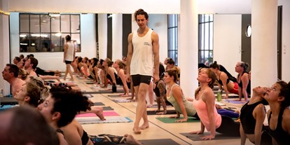 Yogakurs - Ambiente: Große Räumlichkeiten - Köln Lindenthal - Workshop mit Jared - Hot Yoga Köln - Yoga39°