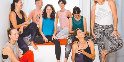 Yoga course - Kurse für bestimmte Zielgruppen: Kurse für Unternehmen - Hamburg - Das sind wir, das Team von La Casita de Yoga:
Marga, Eva, Delia, Eric, Sabrina, Josephine, Christine und Saskia - La Casita de Yoga