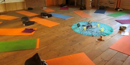 Yogakurs - vorhandenes Yogazubehör: Stühle - Fürth (Fürth) - Thai Yoga Sensitive Michaela Wittmann Yoga, Ayurveda & Reisen