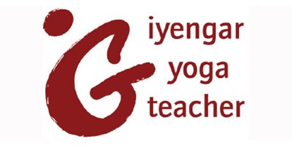 Yogakurs - vorhandenes Yogazubehör: Stühle - Hessen - http://iyengar-yoga-teacher.com - Iyengar Yoga Studio