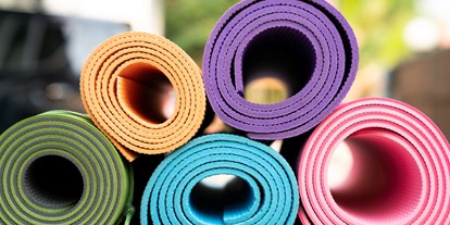 Yogakurs - Art der Yogakurse: Offene Kurse (Einstieg jederzeit möglich) - Witten - farbenfroh yoga - Yoga-Matten - Kirsten Zenker - farbenfroh yoga