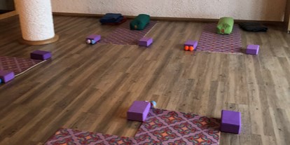 Yogakurs - vorhandenes Yogazubehör: Sitz- / Meditationskissen - Bodensee - Bregenzer Wald - Yogaraum  - Bettina / Yoga imWalserhaus