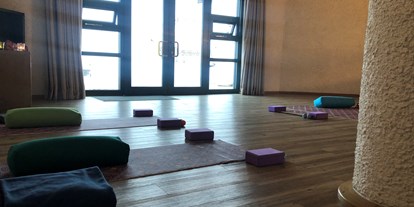 Yogakurs - vorhandenes Yogazubehör: Yogablöcke - Vorarlberg - Yogaraum  - Bettina / Yoga imWalserhaus