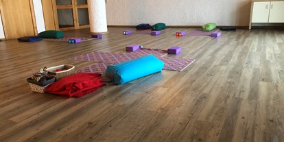 Yogakurs - vorhandenes Yogazubehör: Yogagurte - Hirschegg (Mittelberg) - Yogaraum  - Bettina / Yoga imWalserhaus