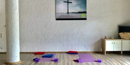 Yogakurs - vorhandenes Yogazubehör: Yogablöcke - Kleinwalsertal - Yogaraum - Bettina / Yoga imWalserhaus