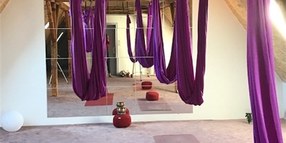 Yogakurs - Online-Yogakurse - Bad Lippspringe - Das Studio mir Blick auf das Paderquellgebiet. - Leonore Hecker /yogaquelle paderborn