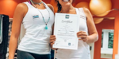 Yogakurs - Ambiente: Gemütlich - Deutschland - So sieht eine glückliche Absolventin mit ihrem Zertifikat aus. Wir sagen Herzlichen Glückwunsch! - Online Trainer Lizenz - Ausbildung zum/r Yogalehrer/in
