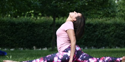 Yogakurs - vorhandenes Yogazubehör: Stühle - Österreich - Spagat - Yordanka Naydenova