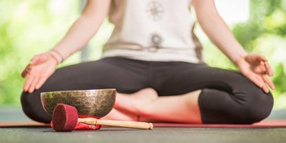Yogakurs - geeignet für: Dickere Menschen - Baden-Württemberg - Klangschale zur Begleitung - Sarah Chandni Andrä