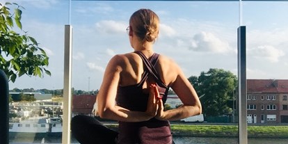 Yogakurs - vorhandenes Yogazubehör: Decken - Heidelberg - Kristin Peschutter - Womensflow