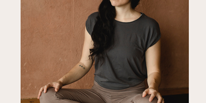 Yogakurs - Yogastil: Restoratives Yoga - Satteins - Kinderwunsch- und Feminine-Yoga | Online-Yoga