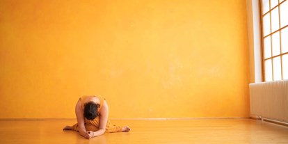 Yogakurs - Yogastil: Meditation - Emsland, Mittelweser ... - Yin Yogahaltung Schnürsenkel - Yoga Zentrum Minden: Mit vielseitig inspirierten Klassen, die sich nicht immer einem einzigen Stil zuordnen lassen, hole ich dir die Vielfalt des Yoga auf die Matte - Hatha, Restorative, Yin, Vinyasa!