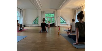Yoga course - vorhandenes Yogazubehör: Sitz- / Meditationskissen - Hamburg - Ich biete Yoga-Kurse zurzeit ausschließlich in geschlossenen Gruppen von maximal 10 Teilnehmer:innen an. - Yoga | Theresia Vinyasa Flow