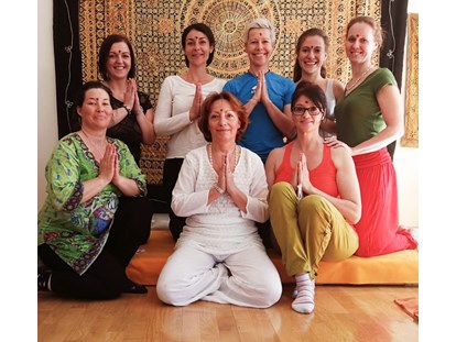 Yogakurs - Ambiente: Große Räumlichkeiten - Yoga-Lehrerausbildung, Abschlussfoto, Klagenfurt, Yoga-Schule Kärnten - YVO Zertifizierte Yoga-LehrerIn Ausbildung 200+ Stunden