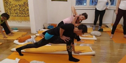 Yogakurs - Ausstattung: Umkleide - Österreich - Yoga-LehrerIn in der Praxis unter Supervision, Klagenfurt, Yoga-Schule Kärnten - Info-Abend Yoga-LehrerIn Ausbildung