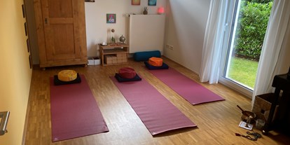 Yogakurs - Ambiente: Kleine Räumlichkeiten - Hessen - YuttaYoga - Dein individueller Yogaraum für 1 - 3 TeilnehmerInnen in Biebernsee 🧘‍♀️💎😍 -  YuttaYoga Anusara Elements Yoga, Pränatal Yoga