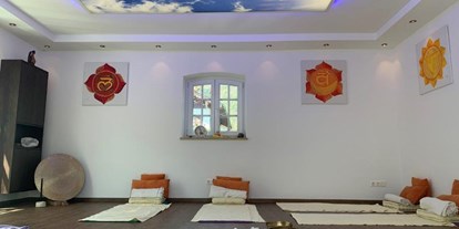 Yogakurs - Art der Yogakurse: Offene Kurse (Einstieg jederzeit möglich) - Oberbayern - Yogaraum mit beleuchteter Decke - Yogaschule & Energiezentrum Mathilde Voglreiter