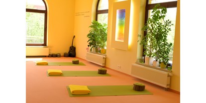 Yogakurs - Ausstattung: Yogashop - Sachsen - Der gut ausgestattete Yoga räum hat ca. 90qm. - Hatha-Yoga Kurs