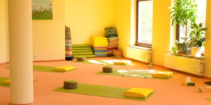 Yogakurs - geeignet für: Fortgeschrittene - Plauen - Und ist durch 8 große Fenster sehr licht- und luft-durchflutet. - Hatha-Yoga Kurs