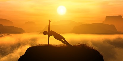 Yogakurs - Art der Yogakurse: Offene Kurse (Einstieg jederzeit möglich) - Chemnitz - Hier kannst du dich in die vielschichtige und achtsame Welt des Hatha Yoga einführen lassen und dich mit deinen Sinnen abseits des alltäglichen Lebens in die Yogaschulung begeben. Bei regelmäßiger Yogapraxis, bestehend aus Körperhaltungen, Atem- und Entspannungstechniken sowie Meditation kannst du zu mehr Klarheit, Kraft & Lebensfreude finden. Der Kurs ist für Jedermann geeignet und es sind keine Vorkenntnisse erforderlich. - naturayoga
