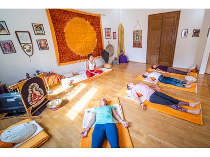 Yogakurs - spezielle Yogaangebote: Yogatherapie - online Yoga-Kurse aus der Yoga-Schule Kärnten, Klagenfurt - Hatha Yoga Kurse Klagenfurt live und online gestreamt