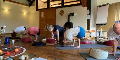 Yogakurs - vorhandenes Yogazubehör: Yogamatten - Yogaausbildung mit viel Praxis - 200H Yogalehrer Grundausbildung Leipzig