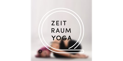 Yogakurs - Erreichbarkeit: gut zu Fuß - Bayern - Hatha Yoga ist der perfekte Einstieg in die Yoga-Welt und wird von Anfängern*Innen und Fortgeschrittenen auf jedem Level und in jedem Alter geübt. Hier hast du Zeit und Raum bei dir anzukommen. Der Abschluss dieser Stunde findet in harmonisierenden Yin- Positionen statt. - Hatha Yoga