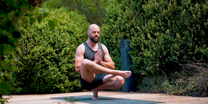 Yogakurs - Ausstattung: Umkleide - Teutoburger Wald - Yogalehrer Marlon Jonat in der Zehenspitzenstellung - Marlon Jonat | Athletic Yoga in Salzkotten
