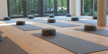 Yogakurs - vorhandenes Yogazubehör: Meditationshocker - Nordrhein-Westfalen - Marlon Jonat | Athletic Yoga in Salzkotten