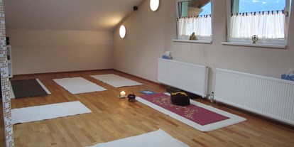 Yogakurs - vorhandenes Yogazubehör: Meditationshocker - Vorarlberg - Yogastudio - Yoga erLeben  BYO/BDY/EYU