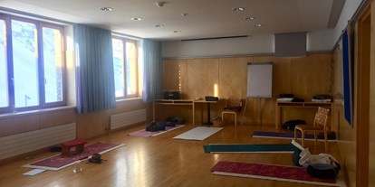 Yogakurs - spezielle Yogaangebote: Yogatherapie - Alpenregion Bludenz - Seminarraum im Hotel Silvretta (Wochenendseminar Bielerhöhe) - Yoga erLeben  BYO/BDY/EYU
