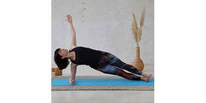 Yogakurs - Yogastil: Anusara Yoga - Sachsen - Yoga-Seitstütz - Yoga bei HANSinForm - Nadine Hans