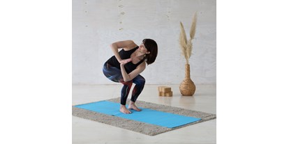 Yogakurs - vorhandenes Yogazubehör: Sitz- / Meditationskissen - Chemnitz - Yoga-Stuhl mit Twist - Yoga bei HANSinForm - Nadine Hans