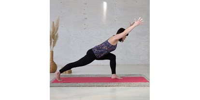 Yogakurs - vorhandenes Yogazubehör: Yogablöcke - Yoga-tiefer Ausfallschritt - Yoga bei HANSinForm - Nadine Hans