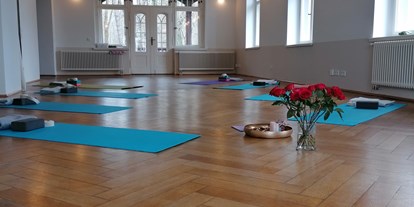 Yogakurs - Kurssprache: Italienisch - Das Rittergut hat seinen eigenen Charme, der während der Yogapraxis noch mehr wirkt. - Yoga Zauber Leipzig