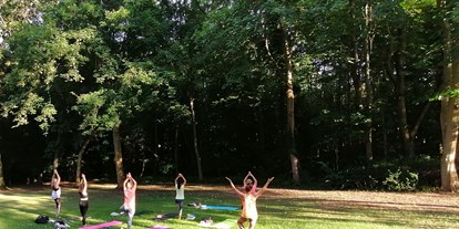 Yogakurs - Kurssprache: Italienisch - Bei schönem Wetter genießen wir unsere Yogaeinheiten ungestört und mit Vogelgezwitscher, inmitten der schönen Parthenaue. - Yoga Zauber Leipzig