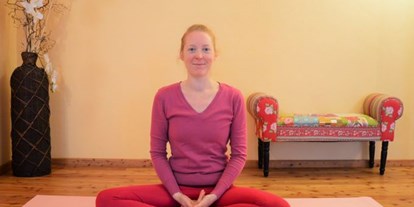 Yogakurs - Yoga Elemente: Asanas - Clara Satya im Meditationssitz - Workshop Yoga und Meditation - Ausgleich für Körper, Geist und Seele - Workshop "Yoga und Meditation - Ausgleich und Erholung für Körper, Geist und Seele"