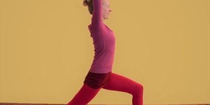 Yogakurs - Erreichbarkeit: gut mit dem Auto - Wienerwald Süd-Alpin - Kriegerposition - Clara Satya Bannert, www.yorosa.at - Yoga am Stuhl in Weissenbach an der Triesting