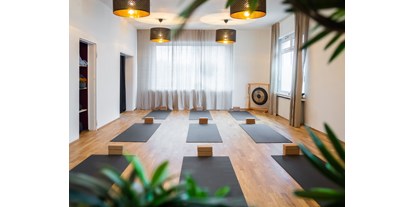 Yogakurs - Yogastil: Restoratives Yoga - Hagen (Hagen, Stadt) - Das Yogastudio ist lichtdurchflutet - yona zentrum Yoga und Naturheilkunde