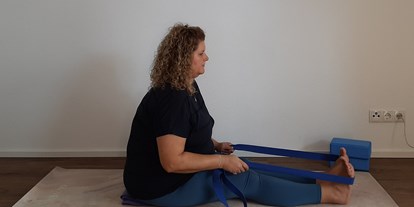 Yogakurs - Kurse für bestimmte Zielgruppen: Kurse für Dickere Menschen - Innsbruck - Elke von Elkes Curvy Yoga - "kurvenfreundliche" Asanavariante der Zange/Vorwärtsbeuge im Sitzen mit Gurt - Curvy Yoga / Plus Size Yoga für Frauen