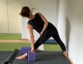 Yoga: Die Haltung an der Wand trägt dazu bei, die Körperhaltung und die bearbeiteten Teile besser zu spüren. - TriYoga Flows , YinYoga , Gongbad 